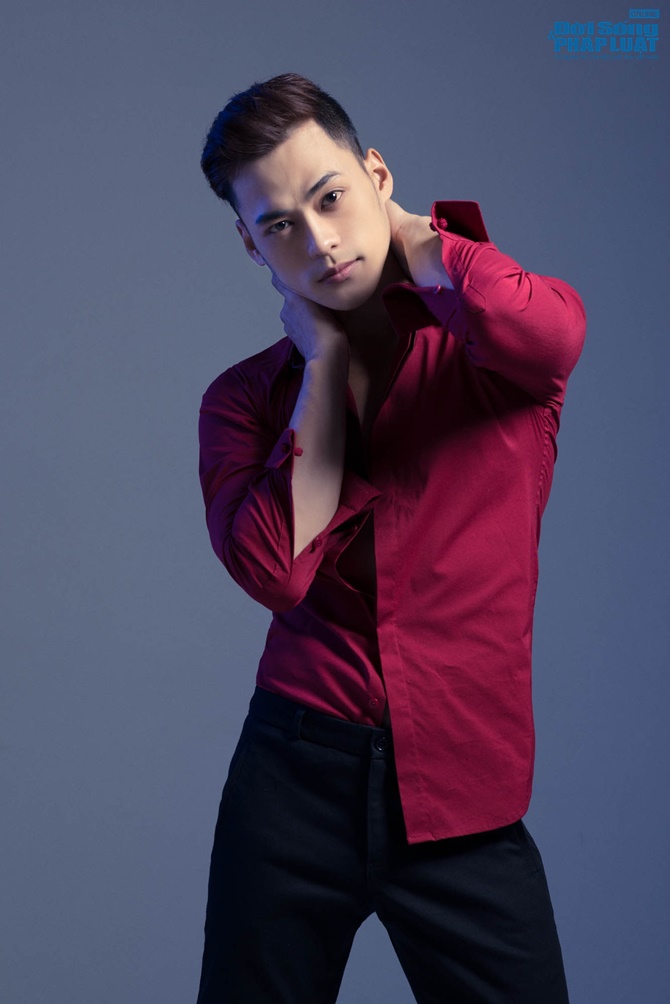 Phan Ngọc Luân mặc váy sexy