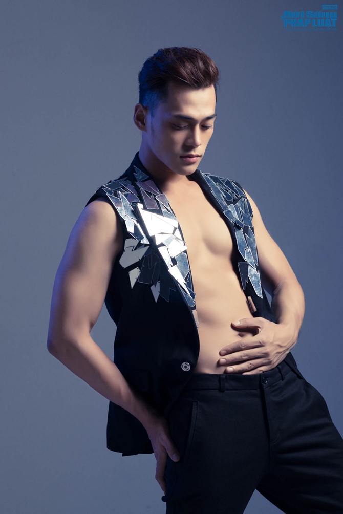 Phan Ngọc Luân mặc váy sexy