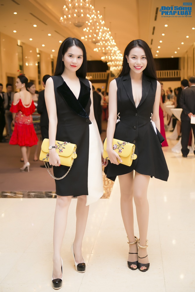 Trà Ngọc Hằng, Ngọc Trinh xài đồ cặp đôi như chị em song sinh Trà Ngọc Hằng, Ngọc Trinh xài đồ cặp đôi như chị em song sinh