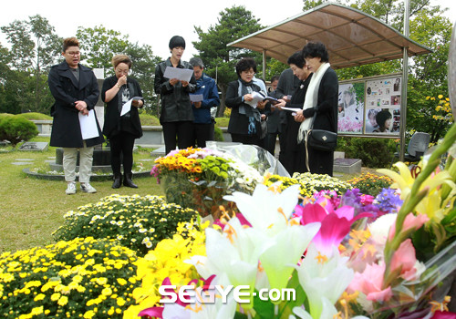 Sao Hàn lặng người trước mộ Choi Jin Sil