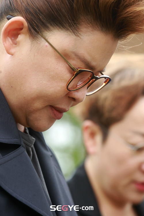 Sao Hàn lặng người trước mộ Choi Jin Sil