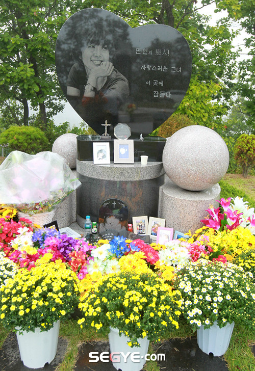 Sao Hàn lặng người trước mộ Choi Jin Sil