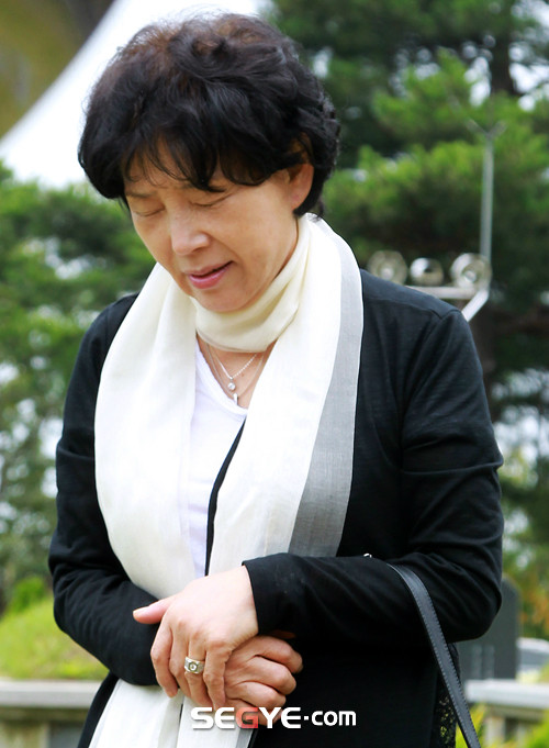 Sao Hàn lặng người trước mộ Choi Jin Sil