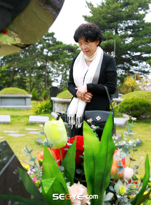 Sao Hàn lặng người trước mộ Choi Jin Sil