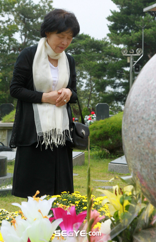 Sao Hàn lặng người trước mộ Choi Jin Sil