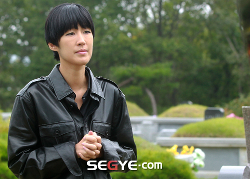 Sao Hàn lặng người trước mộ Choi Jin Sil