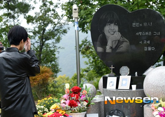 Sao Hàn lặng người trước mộ Choi Jin Sil