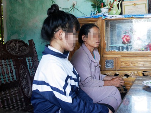 Nữ sinh lớp 12 bị đánh hội đồng, xé áo, cắt tóc ở quán karaoke