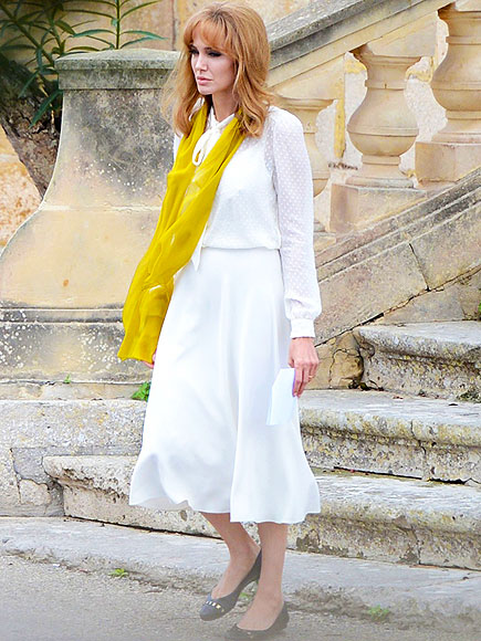 Brad Pitt và Angelina tình tứ trên phim trường Brad Pitt và Angelina tình tứ trên phim trường