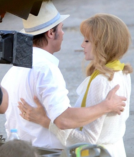 Brad Pitt và Angelina tình tứ trên phim trường Brad Pitt và Angelina tình tứ trên phim trường