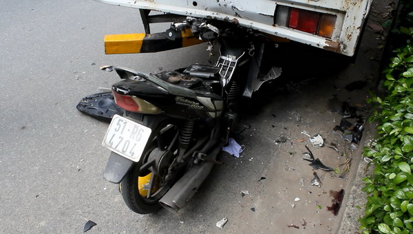 Mất lái đâm thẳng vào đuôi xe tải, một người tử vong