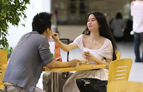 Vũ Khắc Tiệp thể hiện tình cảm với Ngọc Trinh