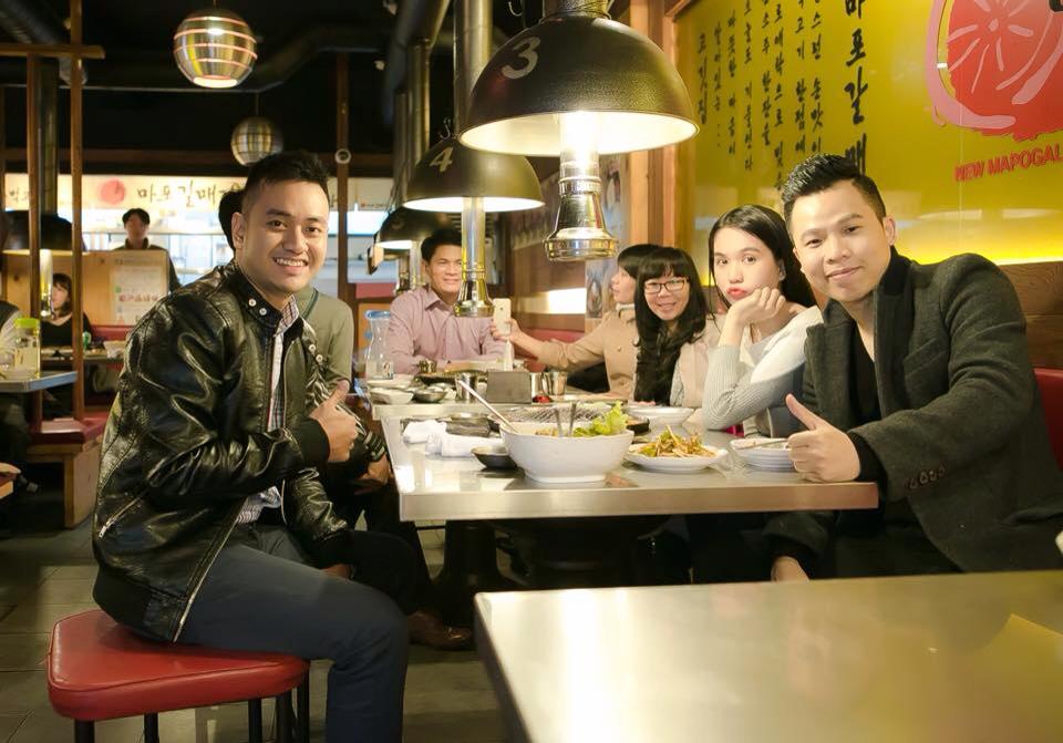 Ngọc Trinh tình cảm khoác tay Khắc Tiệp dạo phố Hàn Quốc