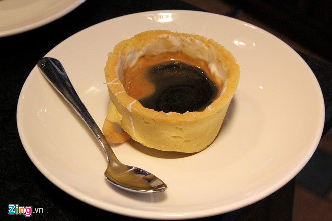 Xếp hàng mua cà phê ăn luôn cốc giá 10.000 đồng ở Sài Gòn