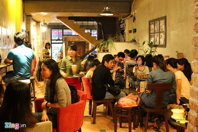 Xếp hàng mua cà phê ăn luôn cốc giá 10.000 đồng ở Sài Gòn