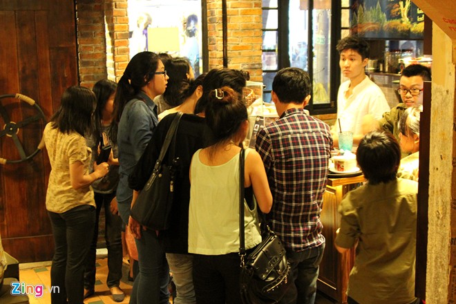 Xếp hàng mua cà phê ăn luôn cốc giá 10.000 đồng ở Sài Gòn