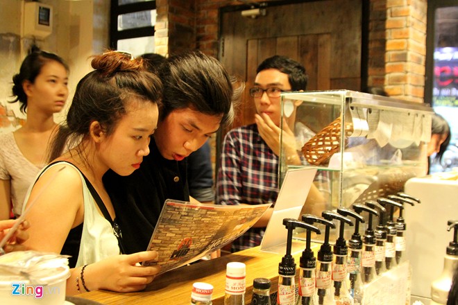 Xếp hàng mua cà phê ăn luôn cốc giá 10.000 đồng ở Sài Gòn