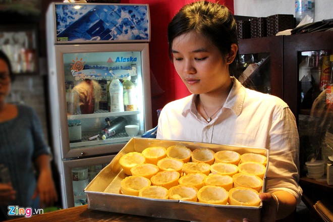 Xếp hàng mua cà phê ăn luôn cốc giá 10.000 đồng ở Sài Gòn