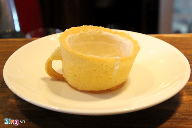 Xếp hàng mua cà phê ăn luôn cốc giá 10.000 đồng ở Sài Gòn