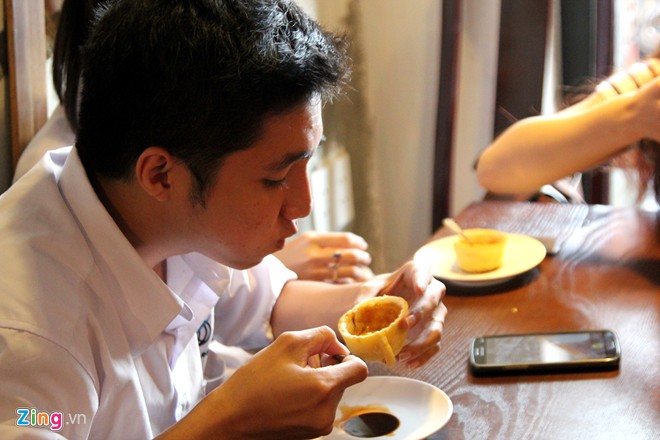 Xếp hàng mua cà phê ăn luôn cốc giá 10.000 đồng ở Sài Gòn