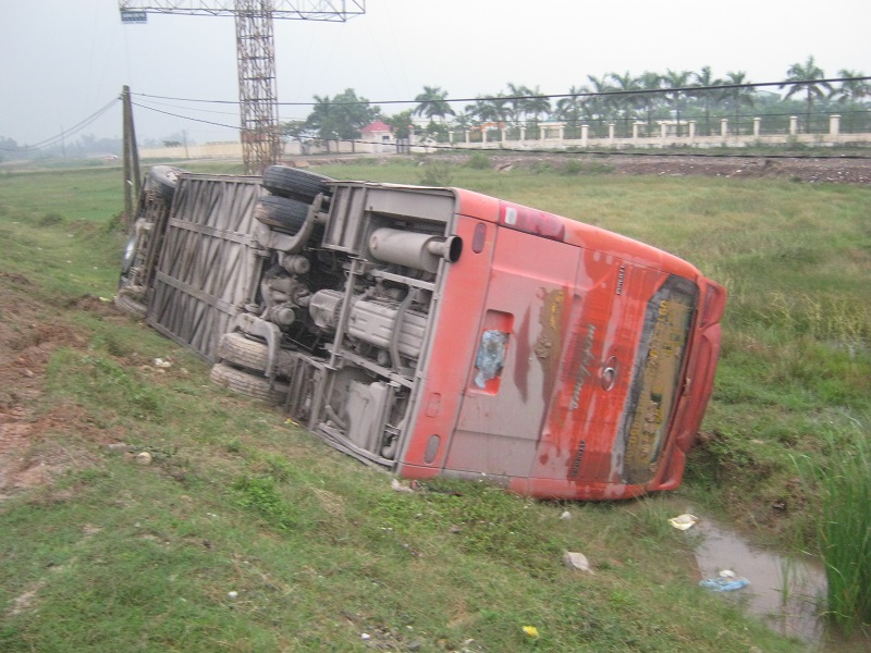 Nghệ An: Lật xe khách hàng chục người thoát chết