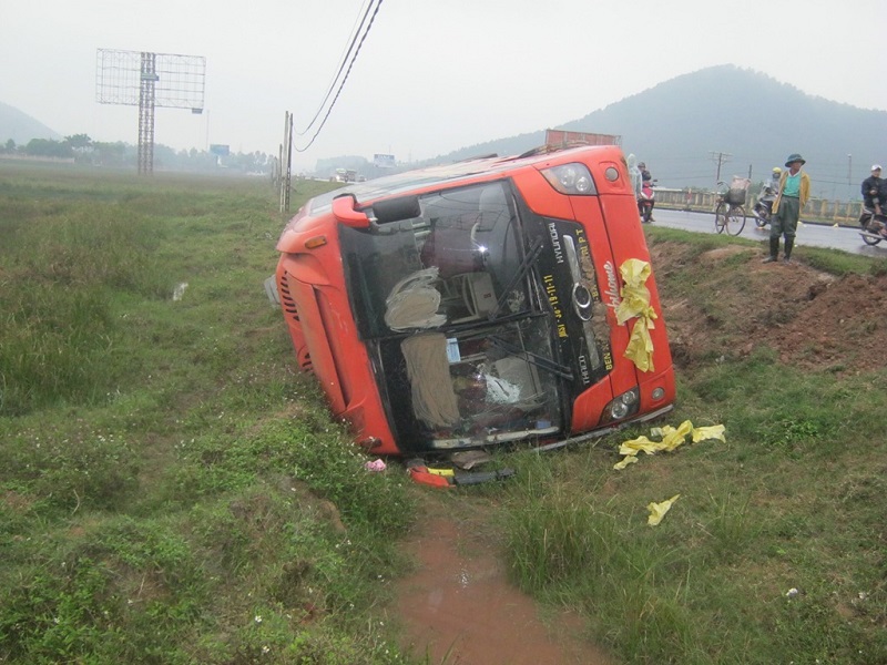 Nghệ An: Lật xe khách hàng chục người thoát chết