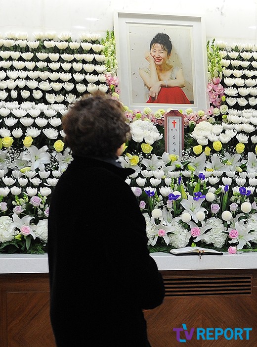 Sao Hàn lặng lẽ tới tiễn đưa Kim Ja Ok