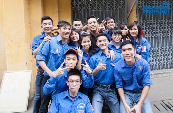 Tuấn Hưng cuồng nhiệt cùng sinh viên Hà Nội Tuấn Hưng cuồng nhiệt cùng sinh viên Hà Nội