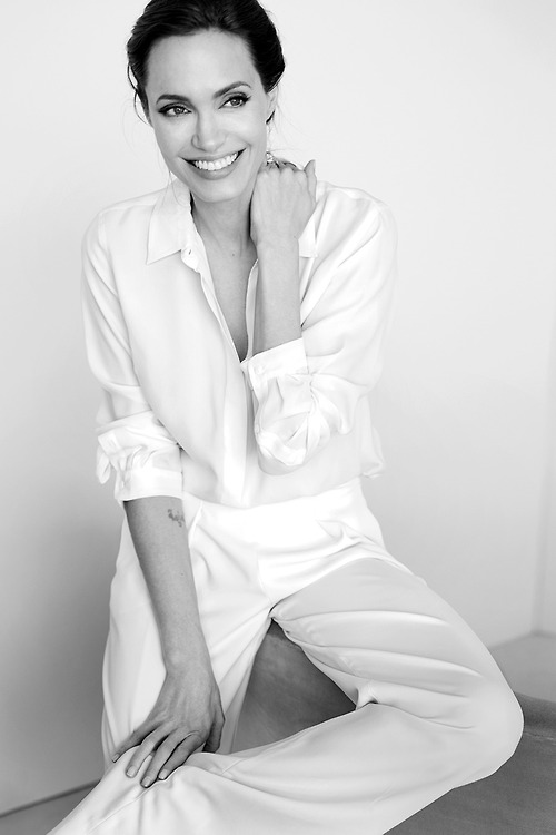 Angelina Jolie cuốn hút đầy mê hoặc trên Vanity Fair Angelina Jolie cuốn hút đầy mê hoặc trên Vanity Fair