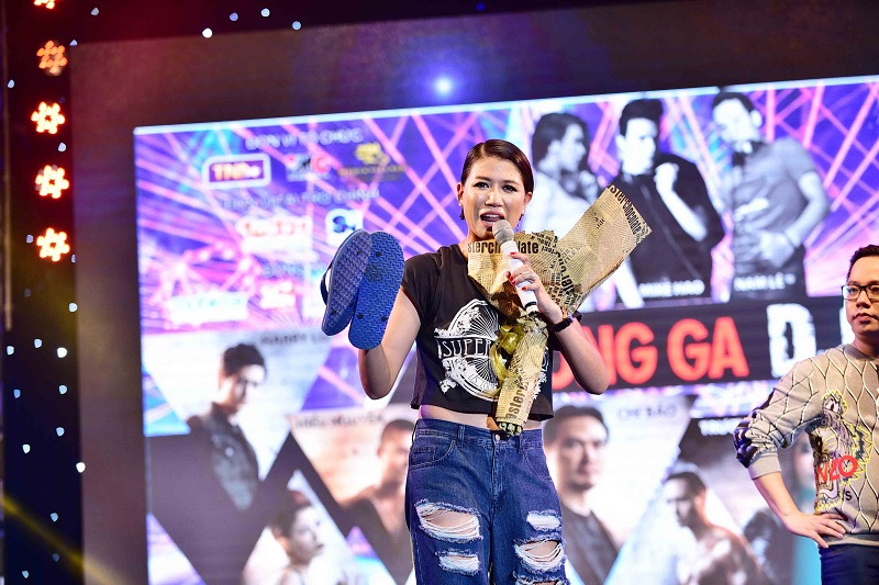 Kim Lý , Trương Ngọc Ánh nóng bỏng khóa môi trên sân khấu