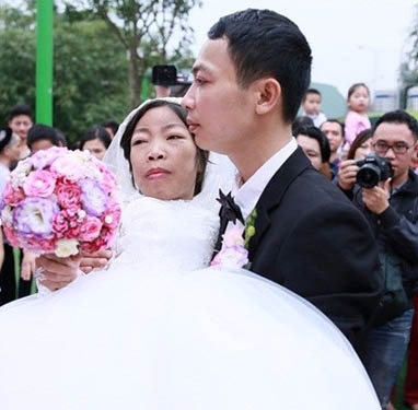 Nghẹn lòng trước sự ra đi của người chồng trong đám cưới cổ tích Nghẹn lòng trước sự ra đi của người chồng trong đám cưới cổ tích