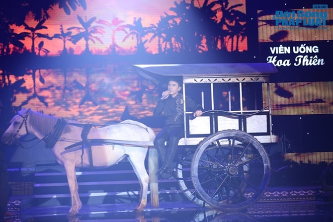 Đan Trường đem ngựa trắng lên sân khấu