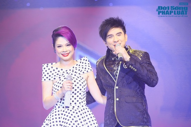 Đan Trường đem ngựa trắng lên sân khấu