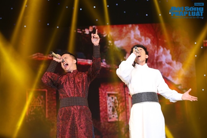 Đan Trường đem ngựa trắng lên sân khấu