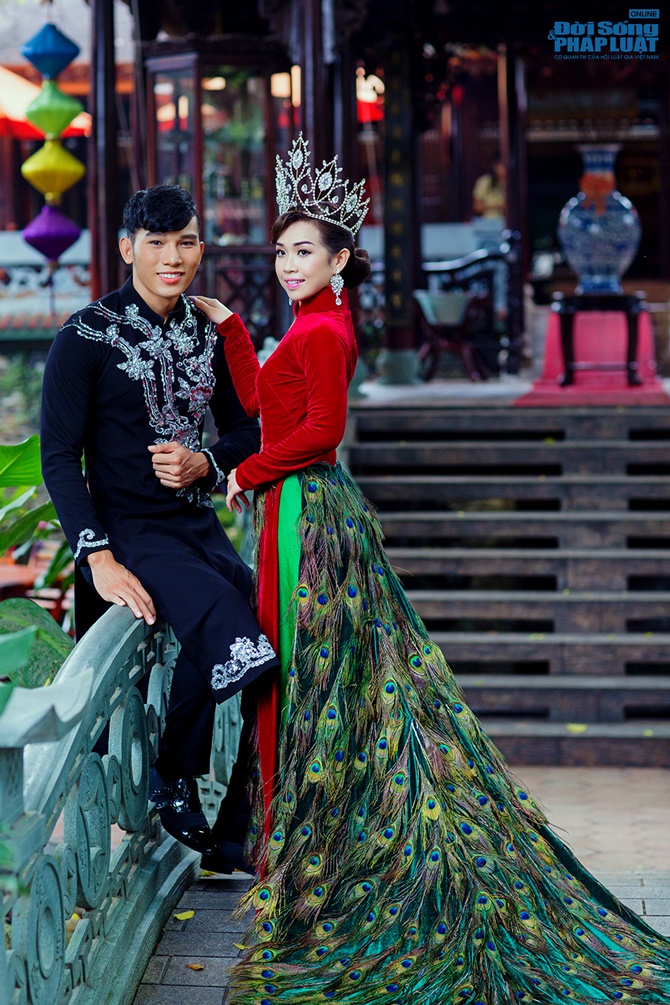 Siêu mẫu Ngọc Tình thắm thiết bên người đẹp diện áo dài đuôi công