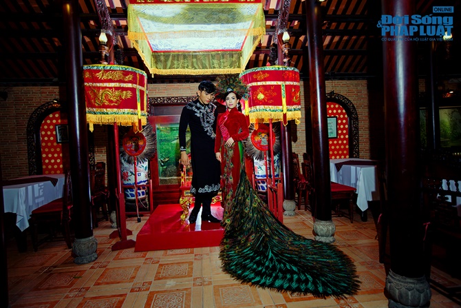 Siêu mẫu Ngọc Tình thắm thiết bên người đẹp diện áo dài đuôi công