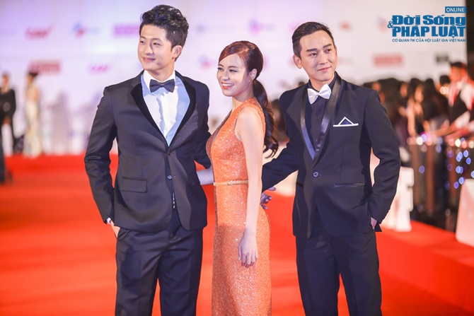 Hoàng Thùy Linh rực rỡ giữa ngàn sao