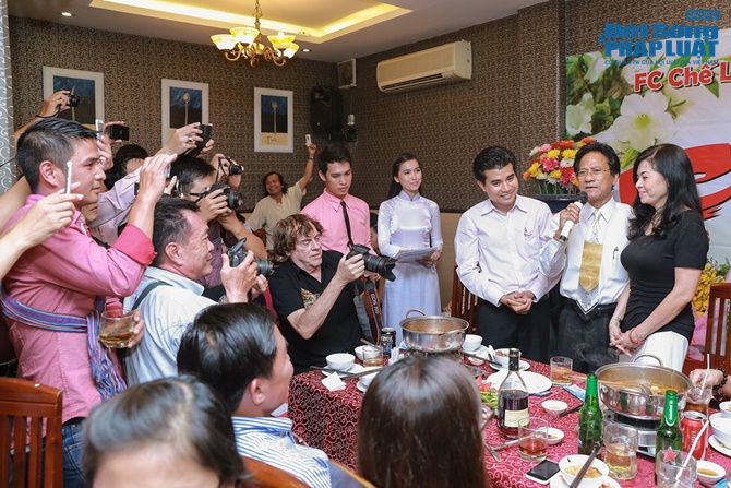 Chế Linh bối rối khi bất ngờ bị fan nữ hôn trước mặt vợ Chế Linh bối rối khi bất ngờ bị fan nữ hôn trước mặt vợ