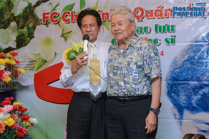 Chế Linh bối rối khi bất ngờ bị fan nữ hôn trước mặt vợ Chế Linh bối rối khi bất ngờ bị fan nữ hôn trước mặt vợ