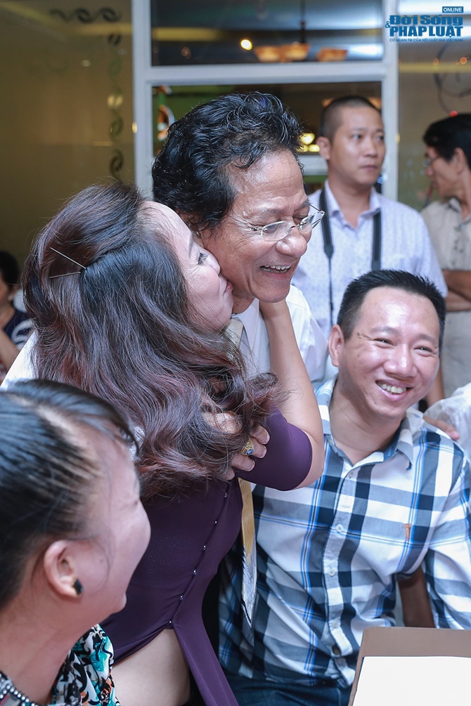 Chế Linh bối rối khi bất ngờ bị fan nữ hôn trước mặt vợ Chế Linh bối rối khi bất ngờ bị fan nữ hôn trước mặt vợ