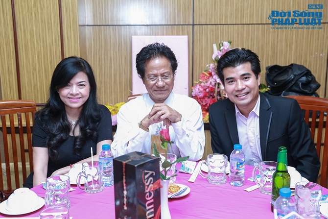 Chế Linh bối rối khi bất ngờ bị fan nữ hôn trước mặt vợ Chế Linh bối rối khi bất ngờ bị fan nữ hôn trước mặt vợ