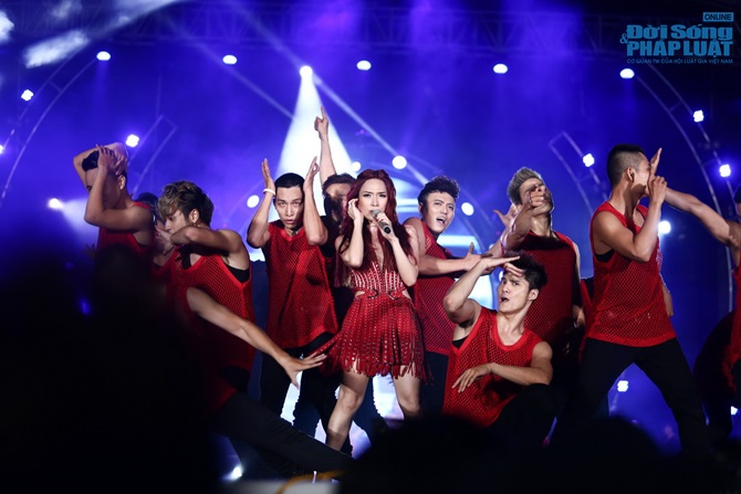 Mỹ Tâm tự tin hát ca khúc 