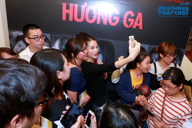 “Hương Ga” gây tắc nghẽn phố Hàng Bài vì khán giả quá sung