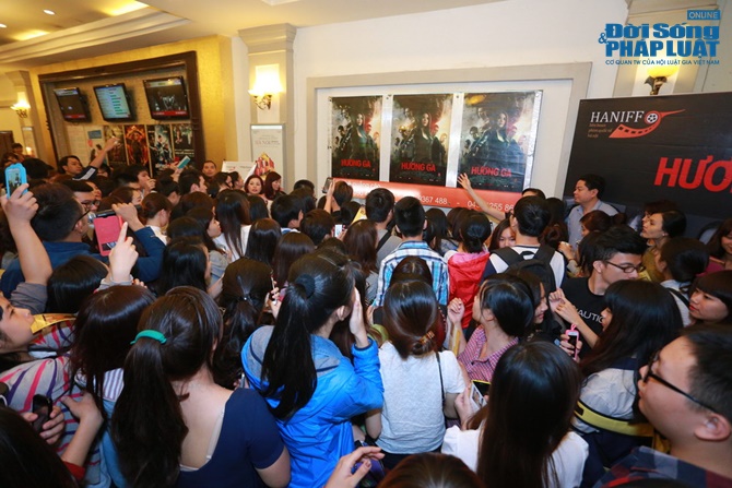 “Hương Ga” gây tắc nghẽn phố Hàng Bài vì khán giả quá sung