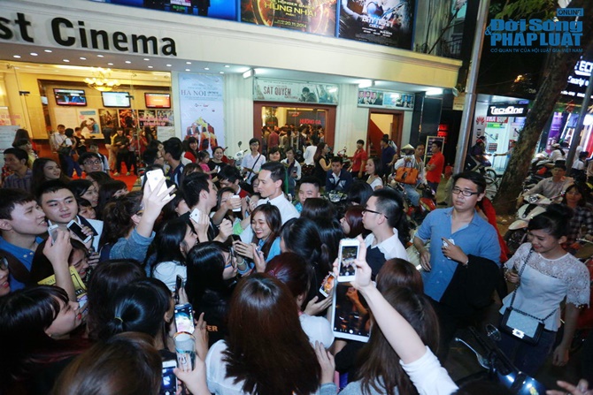 “Hương Ga” gây tắc nghẽn phố Hàng Bài vì khán giả quá sung