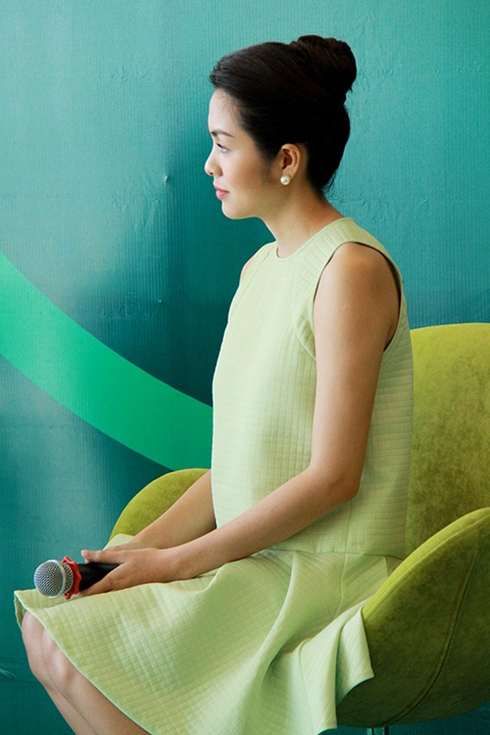 Tăng Thanh Hà khéo léo che bụng bầu với váy rộng Tăng Thanh Hà khéo léo che bụng bầu với váy rộng