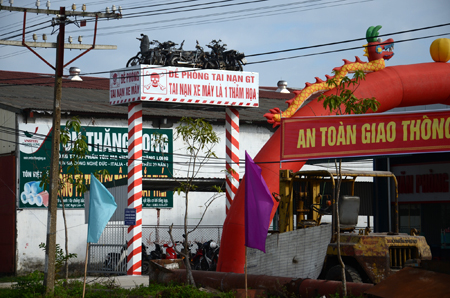 Tác giả tấm biển báo giao thông độc đáo được tặng bằng khen Tác giả tấm biển báo giao thông độc đáo được tặng bằng khen