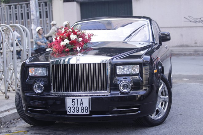 Lam Trường rước dâu bằng Rolls-Royce Phantom rồng Lam Trường rước dâu bằng Rolls-Royce Phantom rồng