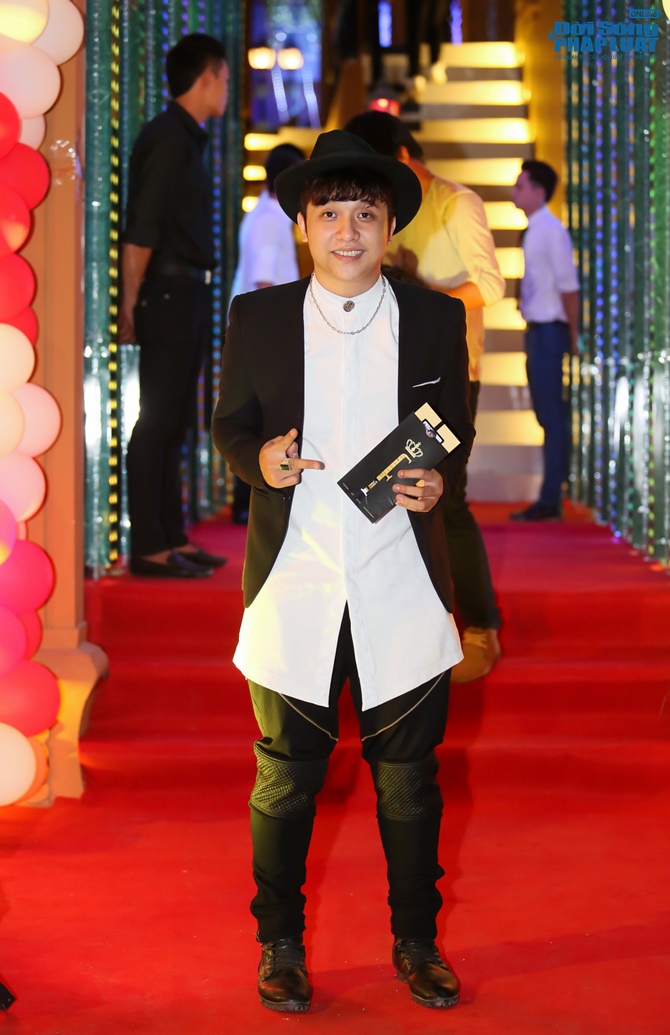 Linh Chi gợi cảm giữa trời đông Hà Nội