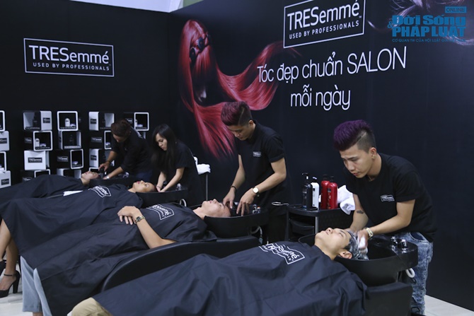 Thí sinh VN Next Top Model “khóc thét” vì màn thay đổi diện mạo